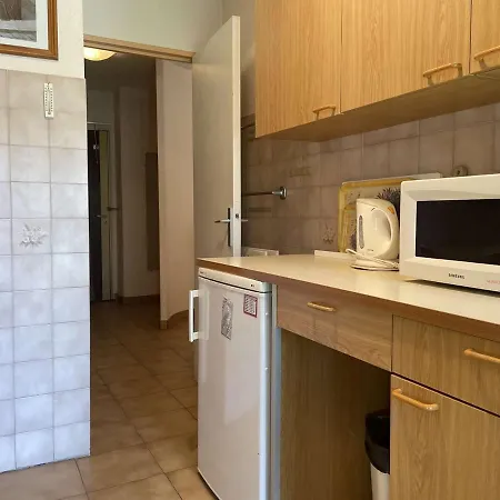 Apartment Avec Terrasse, Piscine Et Parking Prive A Mandelieu-la-napoule, Proche Commerces - Fr-1-609-62