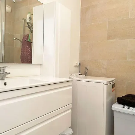 Avec Terrasse, Piscine Et Parking Prive A Mandelieu-la-napoule, Proche Commerces - Fr-1-609-62 *