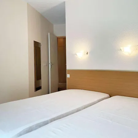Avec Terrasse, Piscine Et Parking Prive A Mandelieu-la-napoule, Proche Commerces - Fr-1-609-62 *