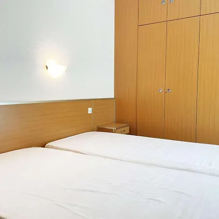 Avec Terrasse, Piscine Et Parking Prive A Mandelieu-la-napoule, Proche Commerces - Fr-1-609-62 *